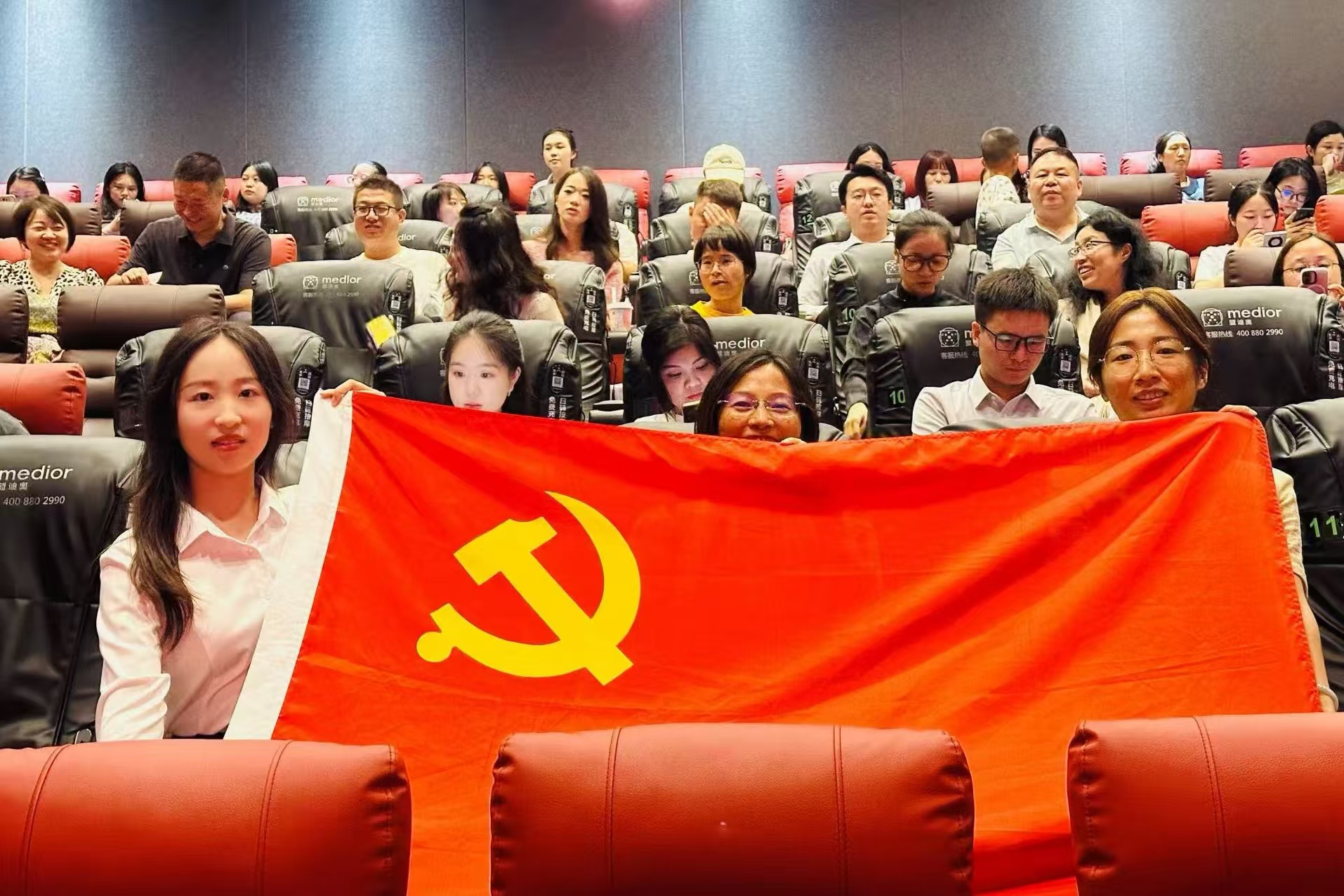 我所组织党员律师观看《南京照相馆》,以史明鉴 践行法治使命